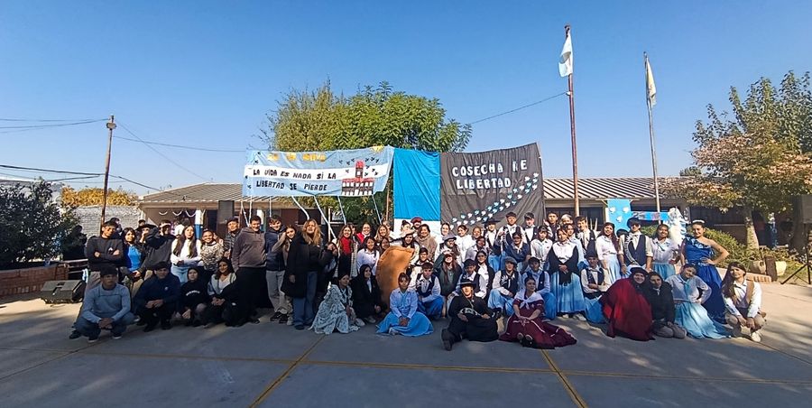 La escuela técnica 4-007 Miguel A. Pouget celebró el 25 de mayo